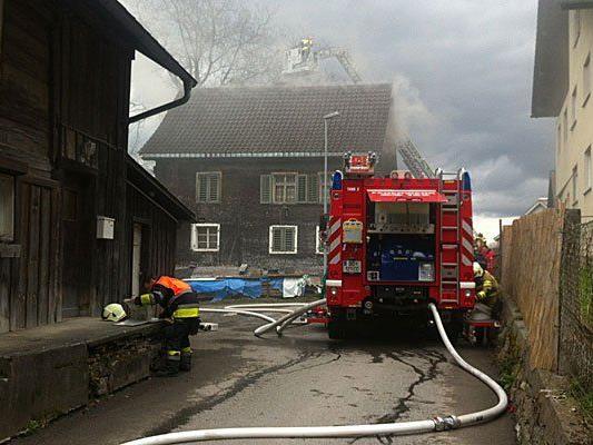 Brand in einem Holzhaus in Hohenems löst Großeinsatz der Feuerwehr aus.
