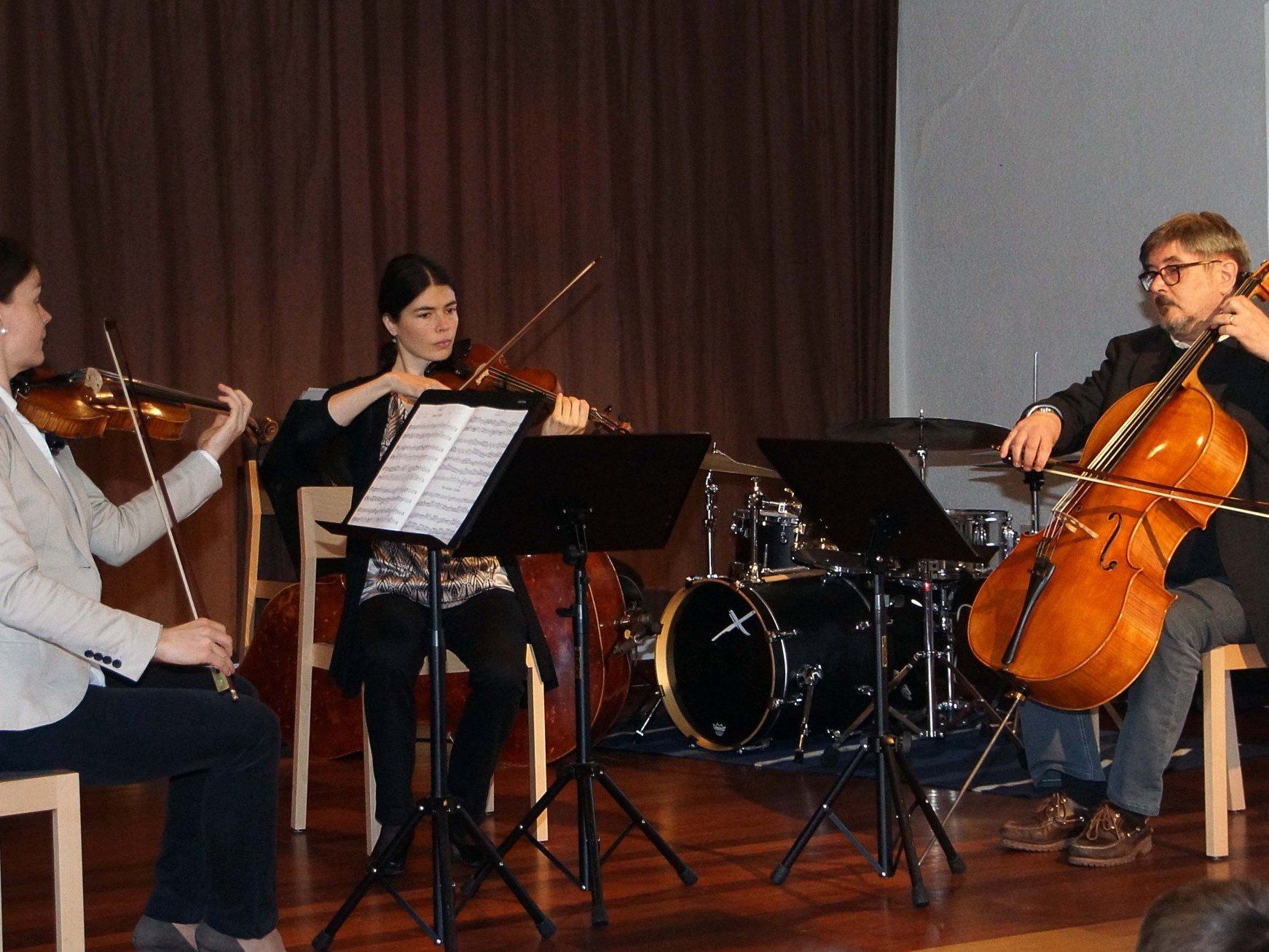 Streichertrio mit Petra Belenta, Alice Dobler (Violine) und Werner Zudrell (Cello). Streichertrio mit Petra Belenta, Alice Dobler (Violine) und Werner Zudrell (Cello).