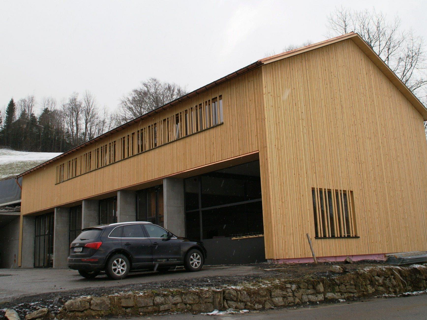 Das neue Feuerwehrhaus in Schwarzenberg erhielt eine Fassade aus heimischem Holz Das neue Feuerwehrhaus in Schwarzenberg erhielt eine Fassade aus heimischem Holz