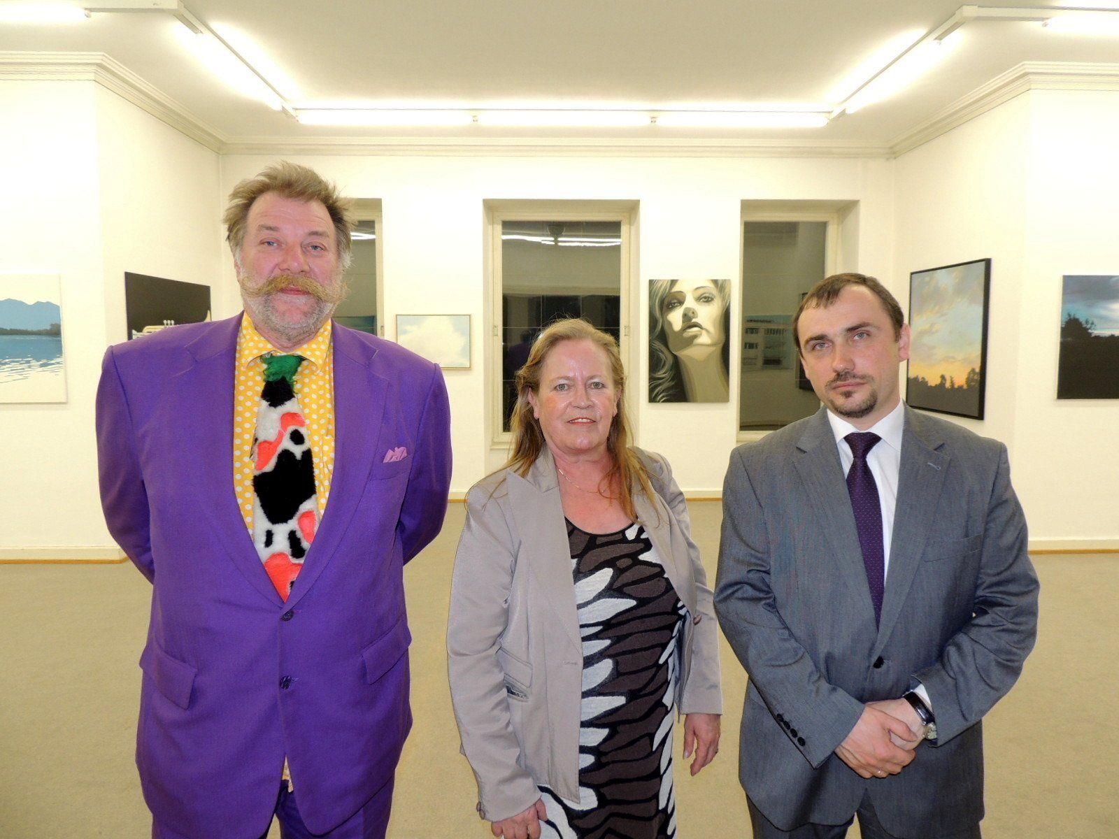 Präsident der Künstlervereinigung Willi Meusburger, Honorarkonsul Marianne Mathis und Botschaftsrat Andrei Yaroshkin organisierten die Teilnahme junger belarussischer Videokünstler