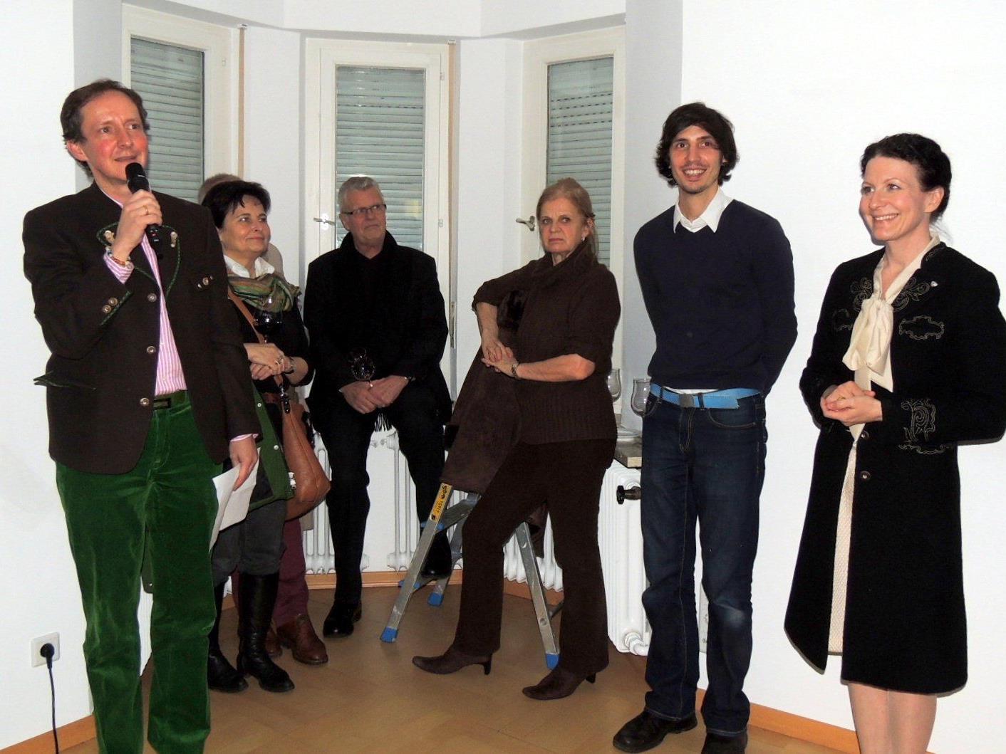 Das Galeristenpaar Ursula und Florian Werner begrüßten den Künstler der Ausstellung, Alfredo Barsuglia