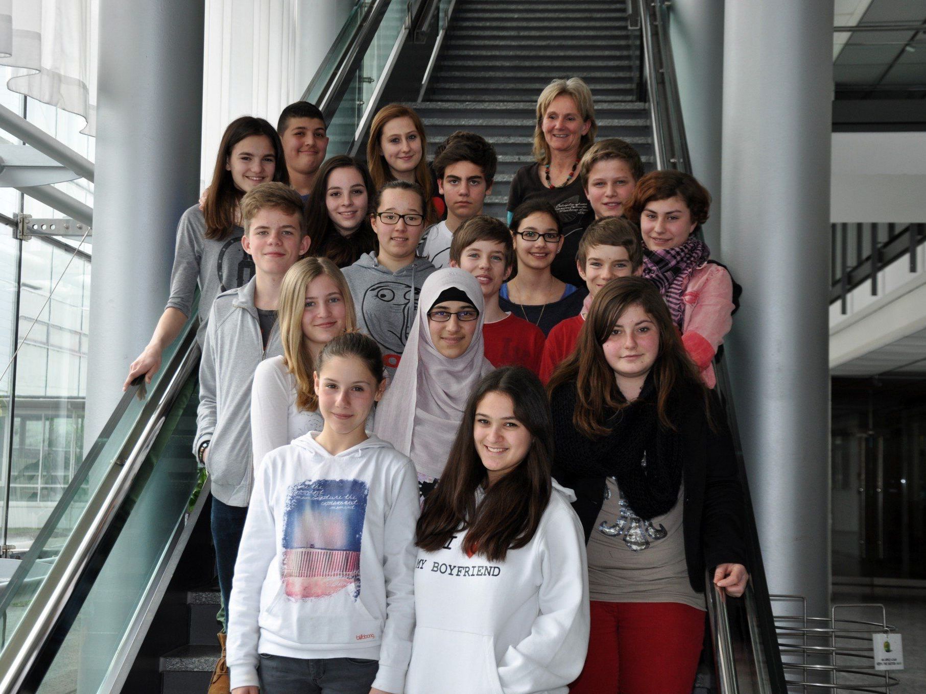 Die 4c Klasse der Mittelschule Wolfurt bekam einen Einblick in die heimische Medienlandschaft. Die 4c Klasse der Mittelschule Wolfurt bekam einen Einblick in die heimische Medienlandschaft.