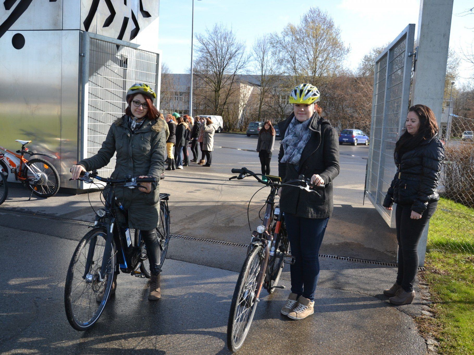 Alle Arten von elektrisch angetriebenen Fortbewegungsmitteln konnten beim Projekttag ausprobiert werden Alle Arten von elektrisch angetriebenen Fortbewegungsmitteln konnten beim Projekttag ausprobiert werden