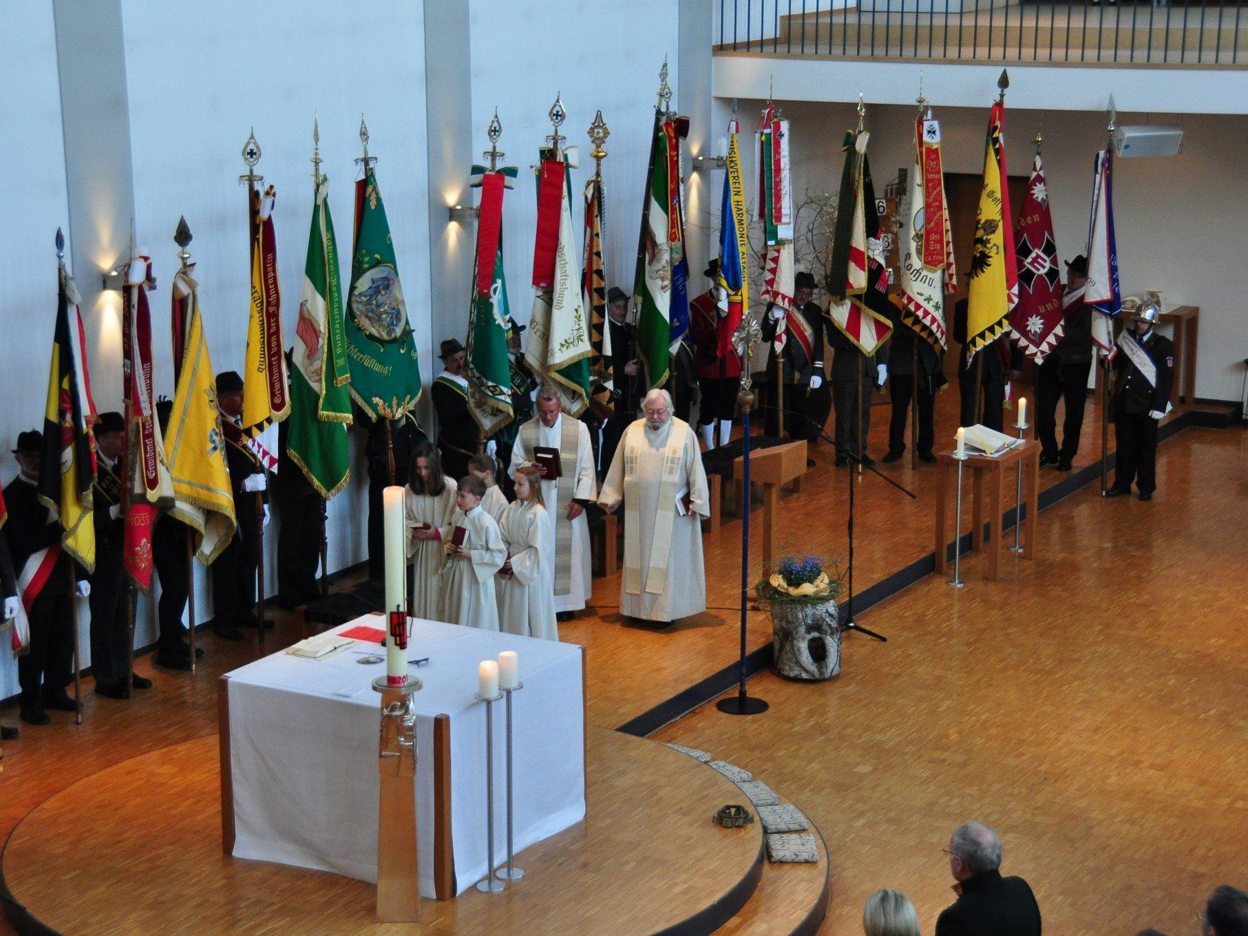 39 Fahnenabordnungen mit ca. 350 Kameraden erwiesen zum Jubiläum des Kameradschaftsbundes unserem Dorf die Ehre. 39 Fahnenabordnungen mit ca. 350 Kameraden erwiesen zum Jubiläum des Kameradschaftsbundes unserem Dorf die Ehre.