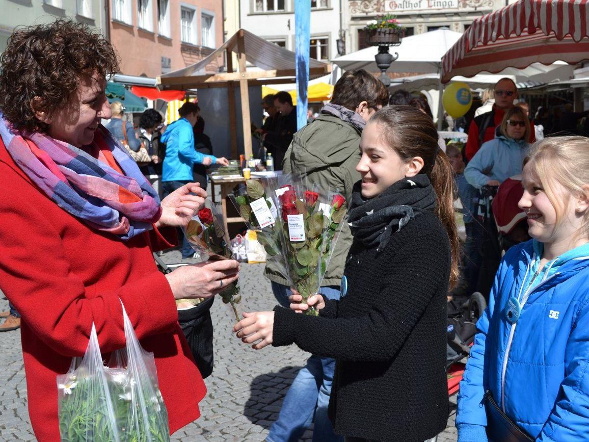 Zahlreiche prominente VorarlbergerInnen sowie Jugendliche verteilten am vergangenen Wochenende vorarlbergwei insgesamt 4.000 Rosen, wie hier in Feldkirch.