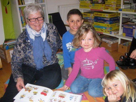 Die Kinder sind bei dieser Aktion der Bibliothek "Ganz Ohr". Die Kinder sind bei dieser Aktion der Bibliothek "Ganz Ohr".