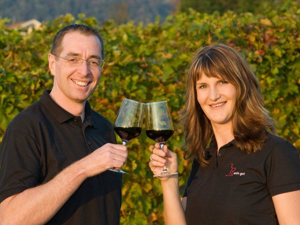 Andrea Sinz und Herbert Bischof offerieren allen Freunden des guten Weines wieder eine feine Auswahl an Weiß- und Rotweinen aus ihrem Österreich-Sortiment. Andrea Sinz und Herbert Bischof offerieren allen Freunden des guten Weines wieder eine feine Auswahl an Weiß- und Rotweinen aus ihrem Österreich-Sortiment.