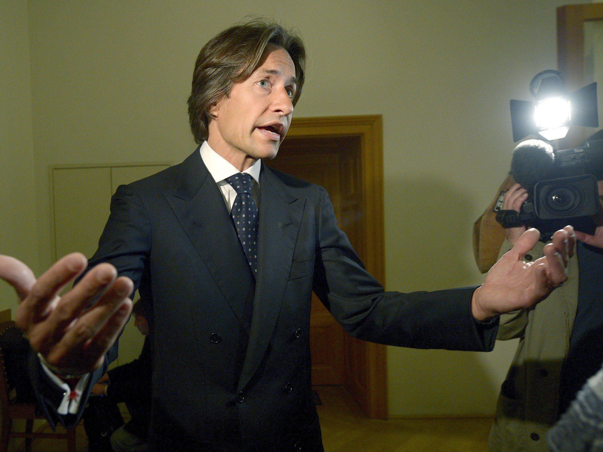 Ex-Finanzminister will Schadenersatz wegen Pressemitteilung über Hausdurchsuchung. Ex-Finanzminister will Schadenersatz wegen Pressemitteilung über Hausdurchsuchung.