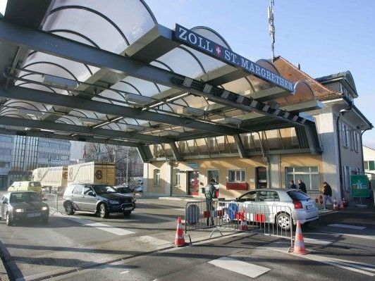 Schweiz schränkt Personenfreizügigkeit ein. Schweiz schränkt Personenfreizügigkeit ein.