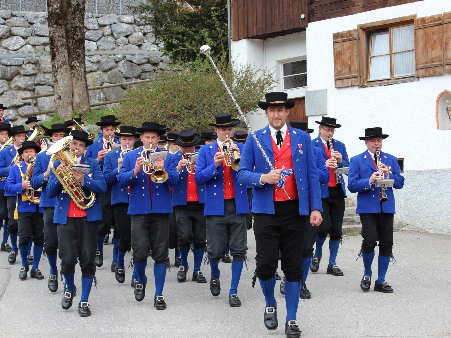 Die Auer Musikanten marschierten spielend durch das Dorf.