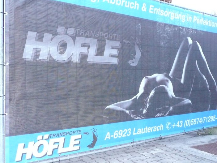 Der Stein des Anstoßes. Die Firma Höfle entfernte das Plakat in der Nacht von Samstag auf Sonntag.