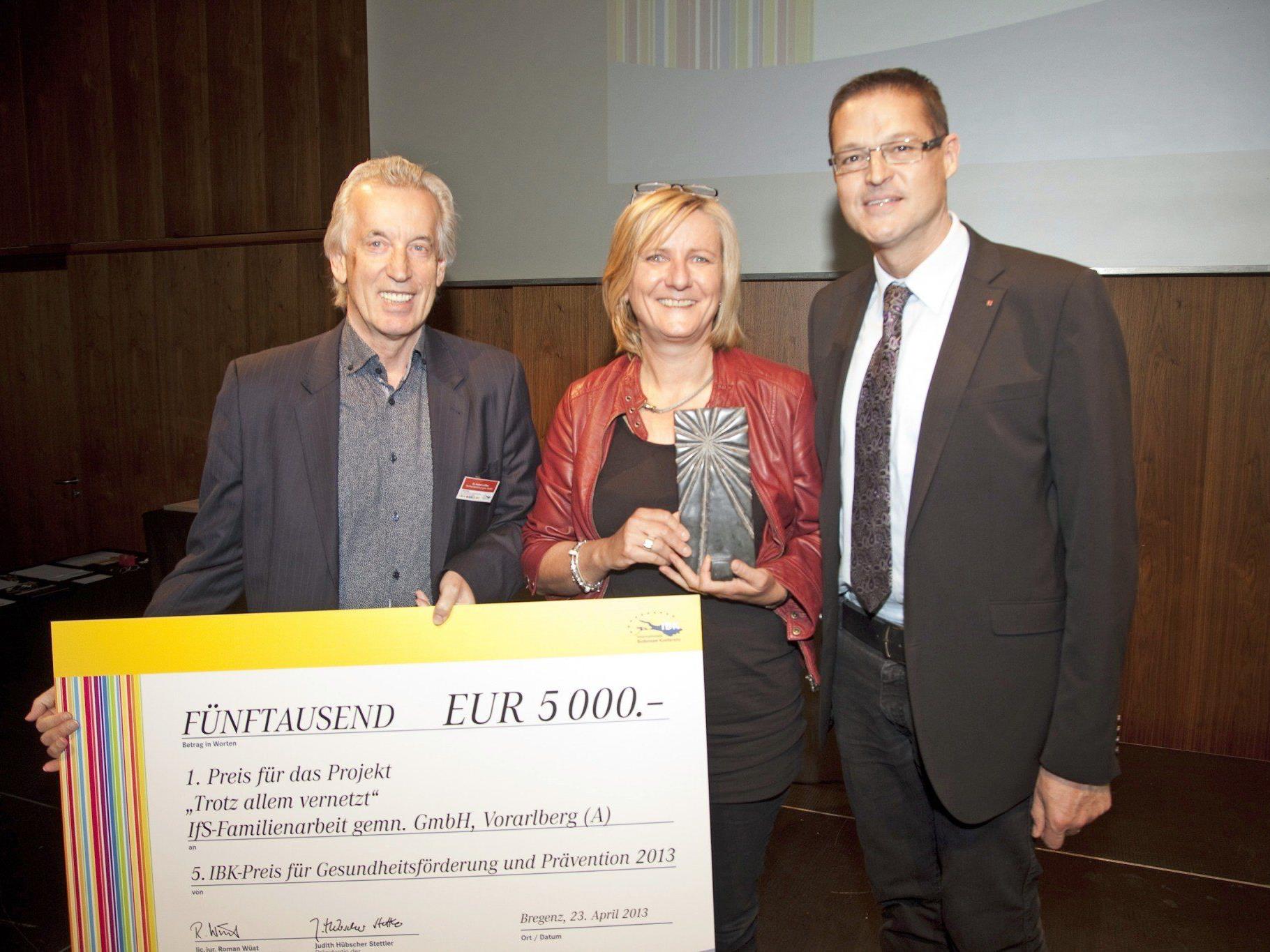 Landesrat Christian Bernhard gratuliert Geschäftsführer Hubert Löffler und Maria Feurstein von der IfS-Familienarbeit zum Gewinn des IBK-Gesundheitspreises.