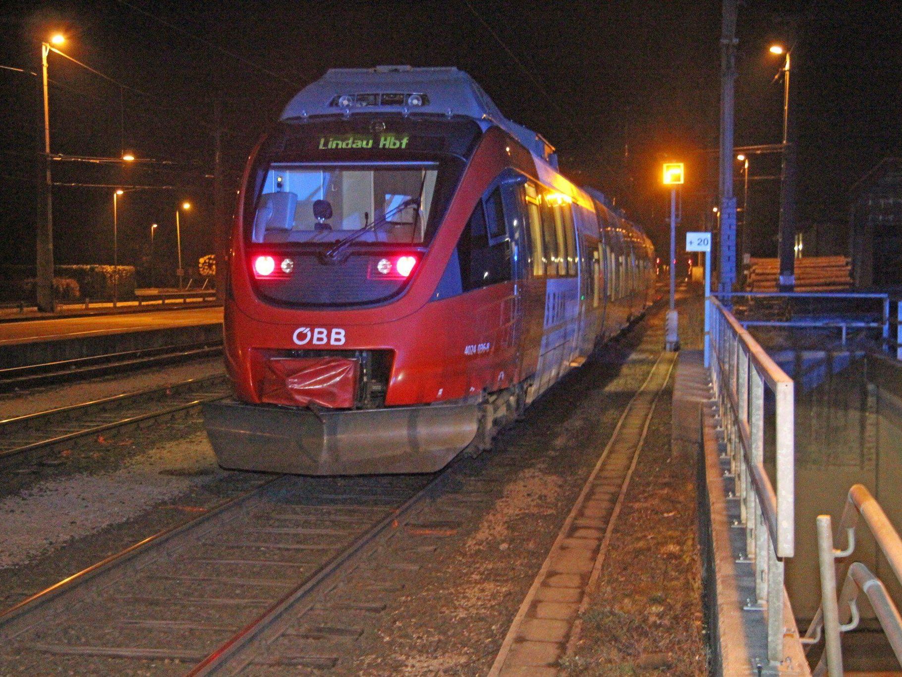 Vom Zug erfasst und schwer verletzt wurde am Ostermontag ein junger Mann am Bahnhof Rankweil.
