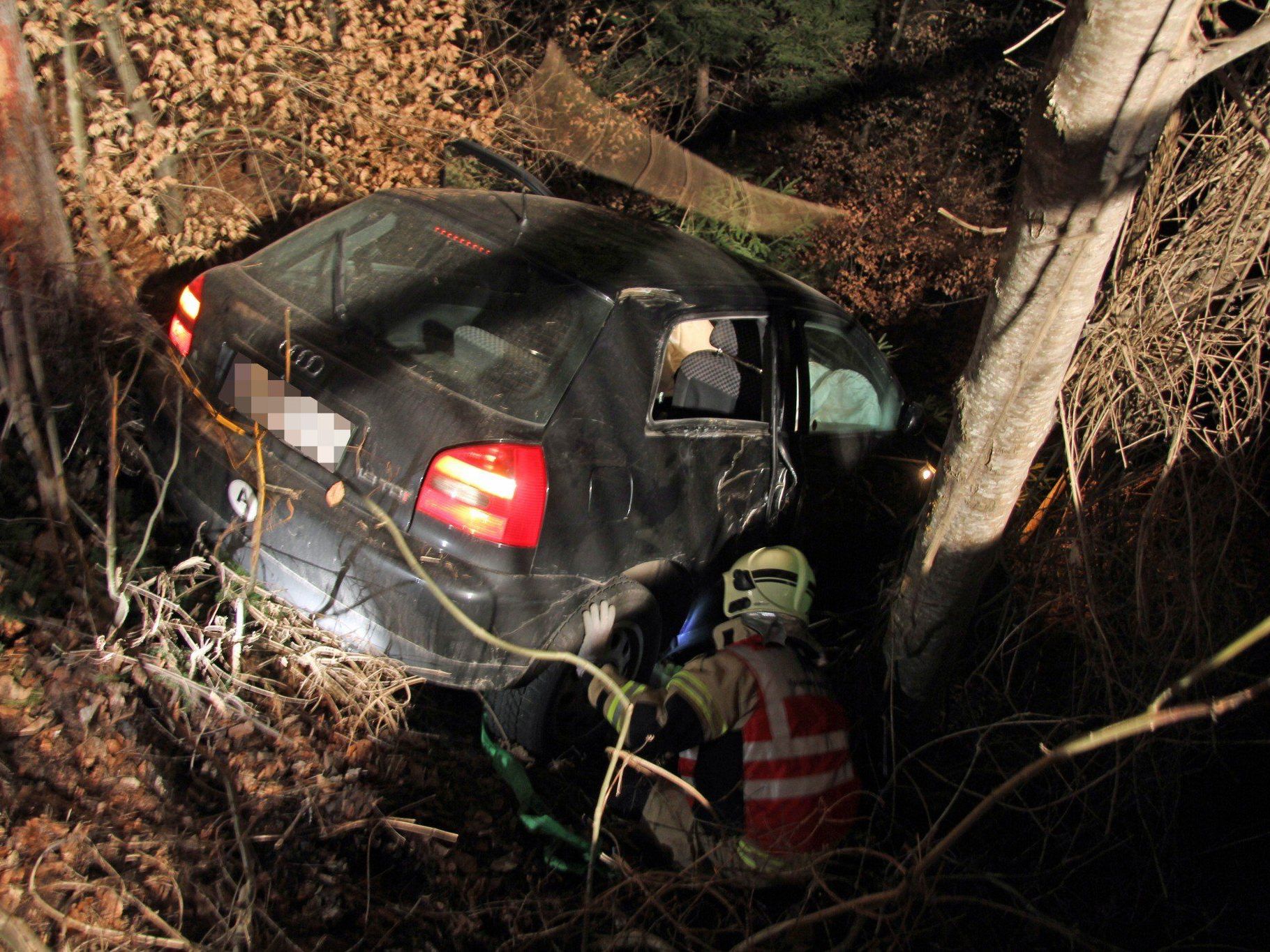 Zu schnell, die Kurve übersehen, die Brücke verfehlt - das Auto ist jedenfalls ein Totalschaden. Zu schnell, die Kurve übersehen, die Brücke verfehlt - das Auto ist jedenfalls ein Totalschaden.