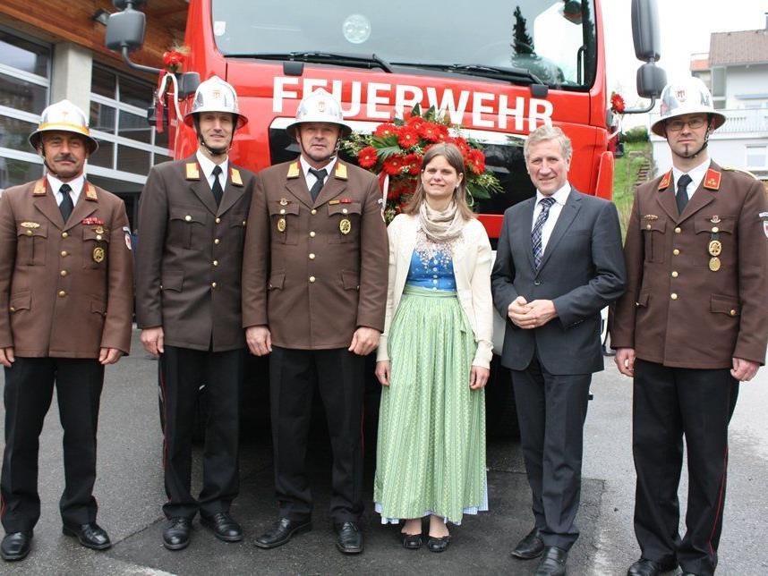 LR Erich Schwärzler, Bgm. Annette Sohler, Kdt. Reinhard Bereuter mit Vertretern der Feuerwehr.