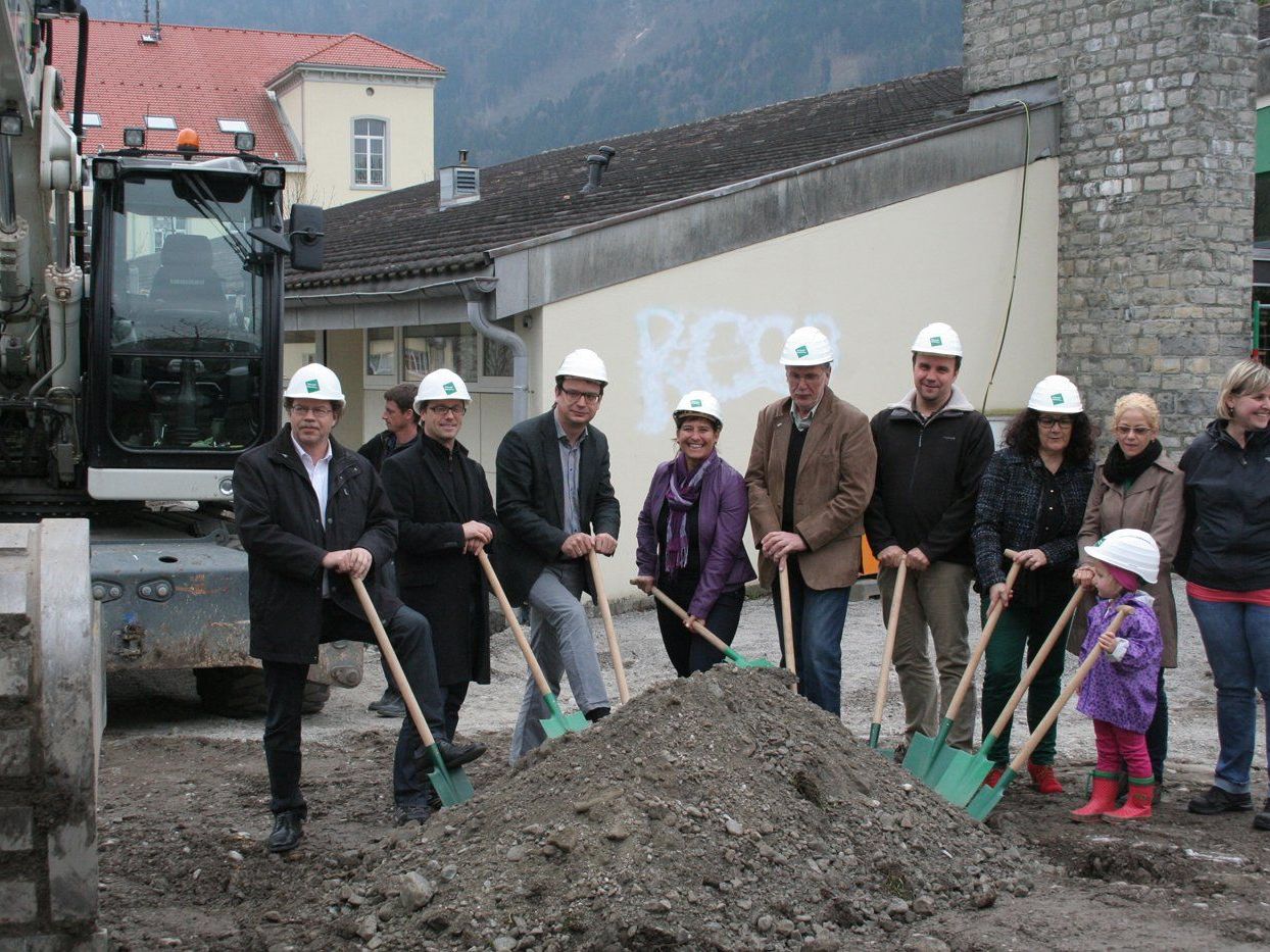 Spatenstich für den Kindergarten-Zubau, der bereits im Herbst bezugsbereit sein wird. Spatenstich für den Kindergarten-Zubau, der bereits im Herbst bezugsbereit sein wird.