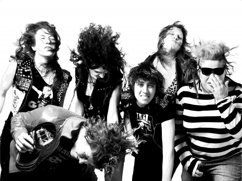 Kumbia Queers: Hier darf die Redewendung "nomen est omen" definitiv ins Spiel gebracht werden. Kumbia Queers: Hier darf die Redewendung "nomen est omen" definitiv ins Spiel gebracht werden.