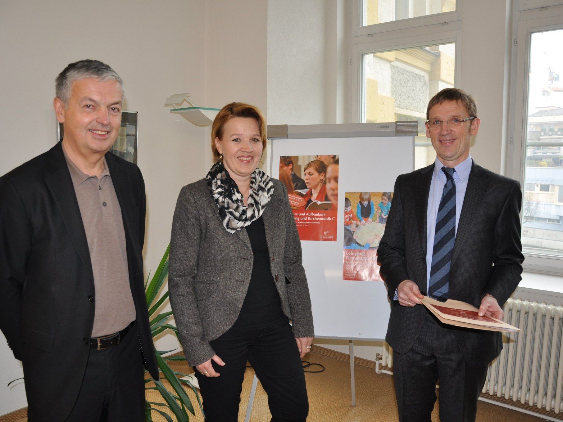 GF Peter Schmid, LR Andrea Kaufmann und der künstlerisch-pädagogische Leiter Jörg Maria Ortwein. GF Peter Schmid, LR Andrea Kaufmann und der künstlerisch-pädagogische Leiter Jörg Maria Ortwein.