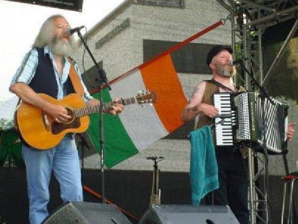 Das Liffey Folk Duo bringt irisches Flair ins Post-Amt.