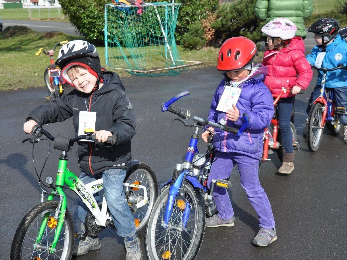 Start zum Hindernisparcours beim Rad-Helm-Spiele-Fest im Lochauer KinderHaus.