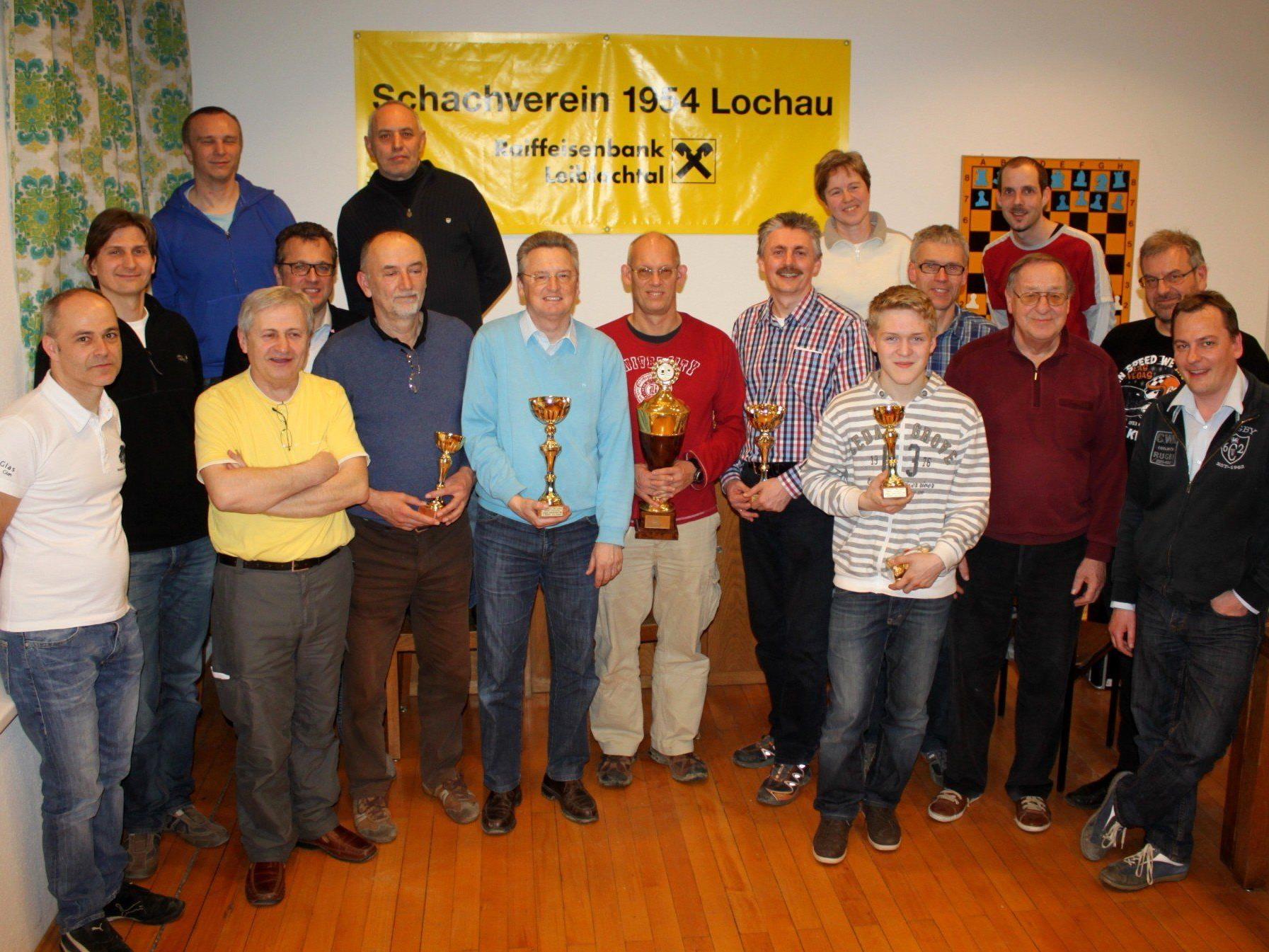Die erfolgreichen „Finisher“ des 6. Lochauer Schach-Triathlon im Klublokal des Schachvereins 1954 Lochau im Vereinshaus „Alte Schule“.