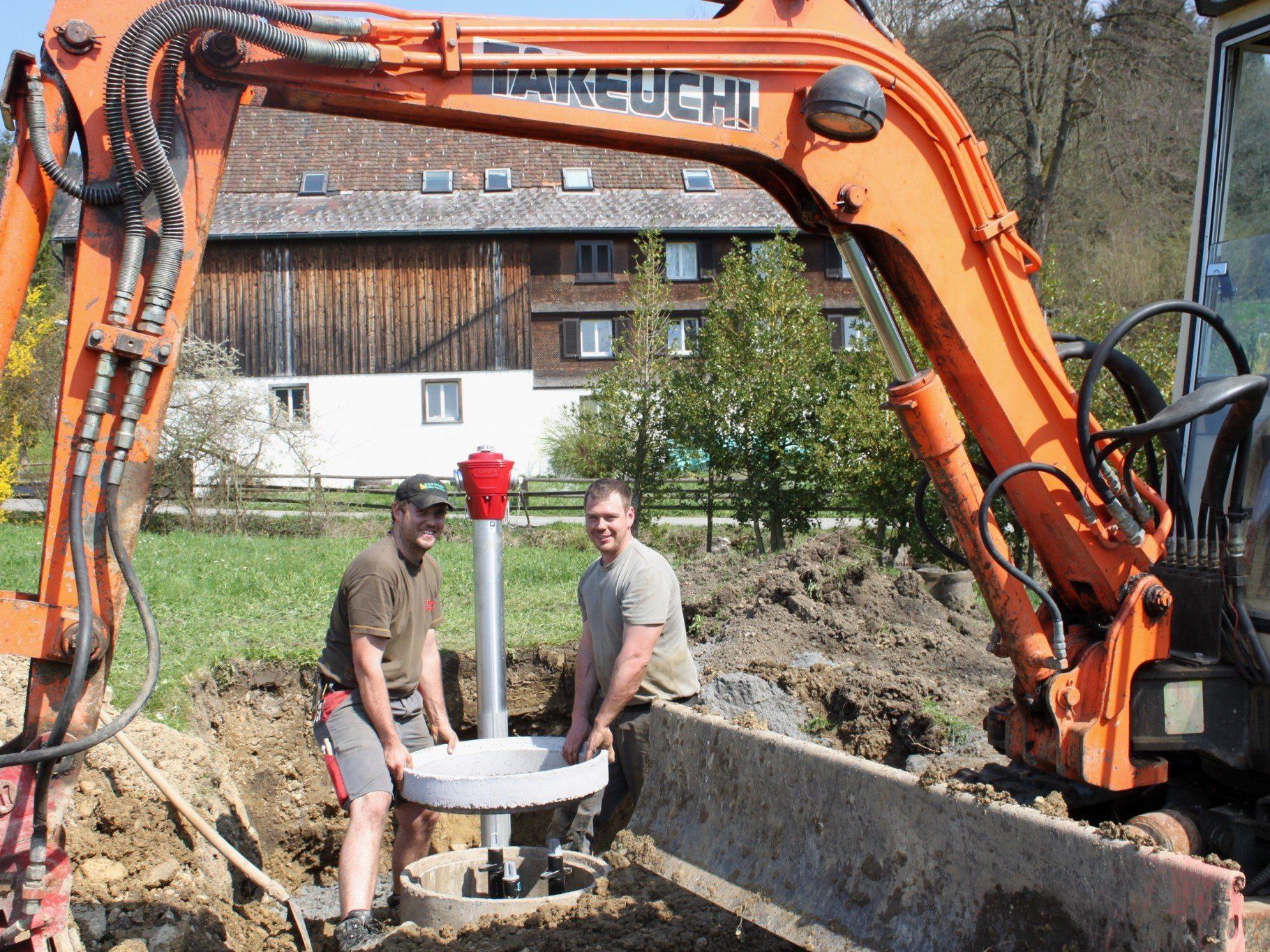 Andreas Fessler und Christoph Sturn vom Wirtschaftshof der Gemeinde beim „Wasserversorgungsknoten Schwendeweg“ fachmännisch an der Arbeit. Andreas Fessler und Christoph Sturn vom Wirtschaftshof der Gemeinde beim „Wasserversorgungsknoten Schwendeweg“ fachmännisch an der Arbeit.
