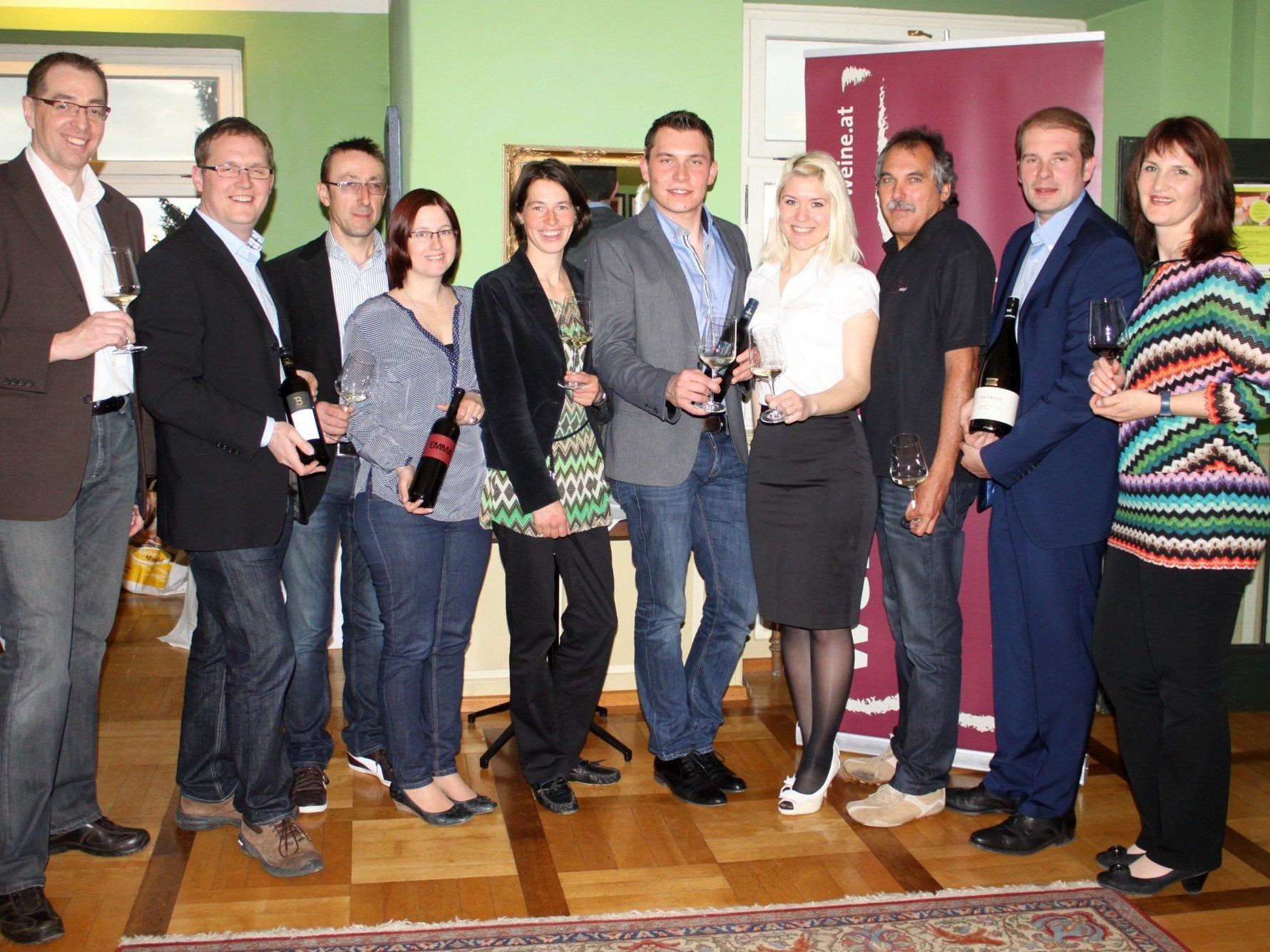 Andrea und Herbert Bischof von der Vinothek wein:gut Bischof in Klaus hatten zu diesem „Genussabend“ gleich sechs Winzerfamilien aus Niederösterreich, Burgenland und der Steiermark mitgebracht. Andrea und Herbert Bischof von der Vinothek wein:gut Bischof in Klaus hatten zu diesem „Genussabend“ gleich sechs Winzerfamilien aus Niederösterreich, Burgenland und der Steiermark mitgebracht.