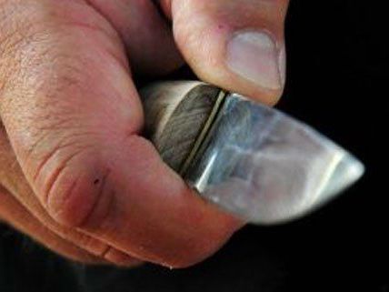 Eine getrennt lebende Frau wurde im Bezirk Mödling brutal mit einem Messer attackiert Eine getrennt lebende Frau wurde im Bezirk Mödling brutal mit einem Messer attackiert