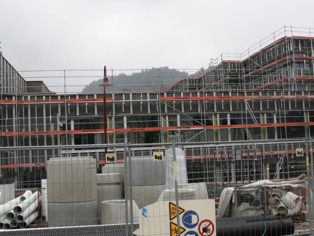 Der Neubau der UNESCO-Mittelschule nimmt Form an, als nächste Bauetappe steht der Neubau der Volksschule an. Der Neubau der UNESCO-Mittelschule nimmt Form an, als nächste Bauetappe steht der Neubau der Volksschule an.