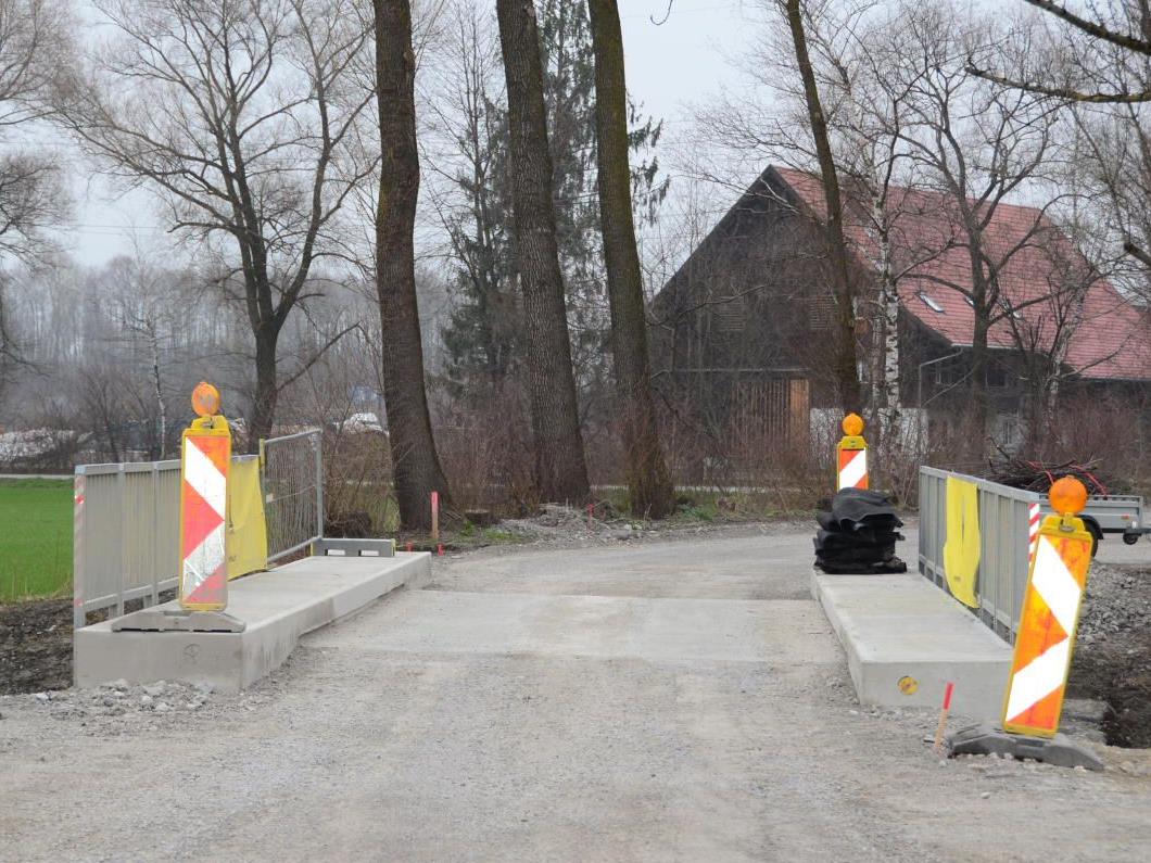 Im Zuge der Bauarbeiten für das Retentionsbecken werden Asphaltierungsarbeiten durchgeführt, weshalb ein Teil der Rheinstraße gesperrt wird.