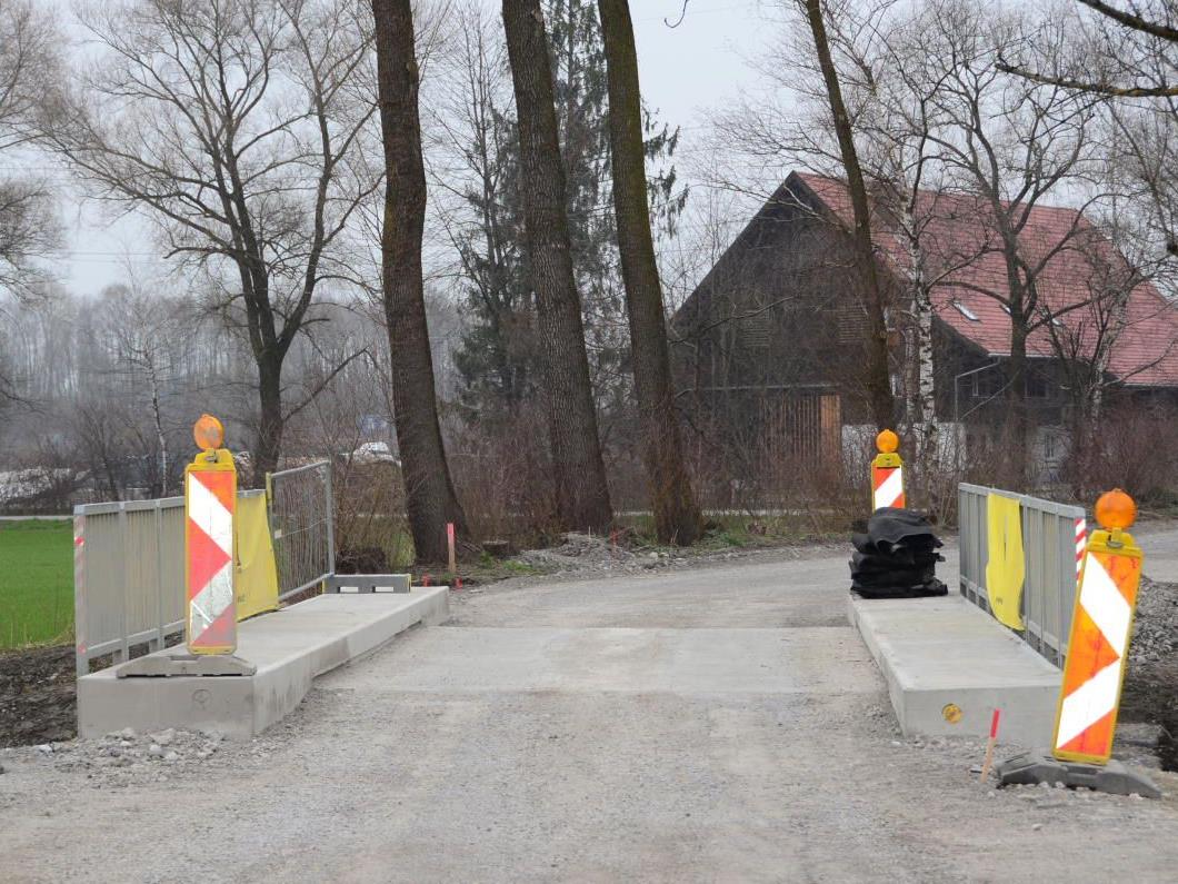 Aufgrund der kalten Temperaturen mussten die Asphaltierungsarbeiten an der Rheinstraße auf Ende April verschoben werden.