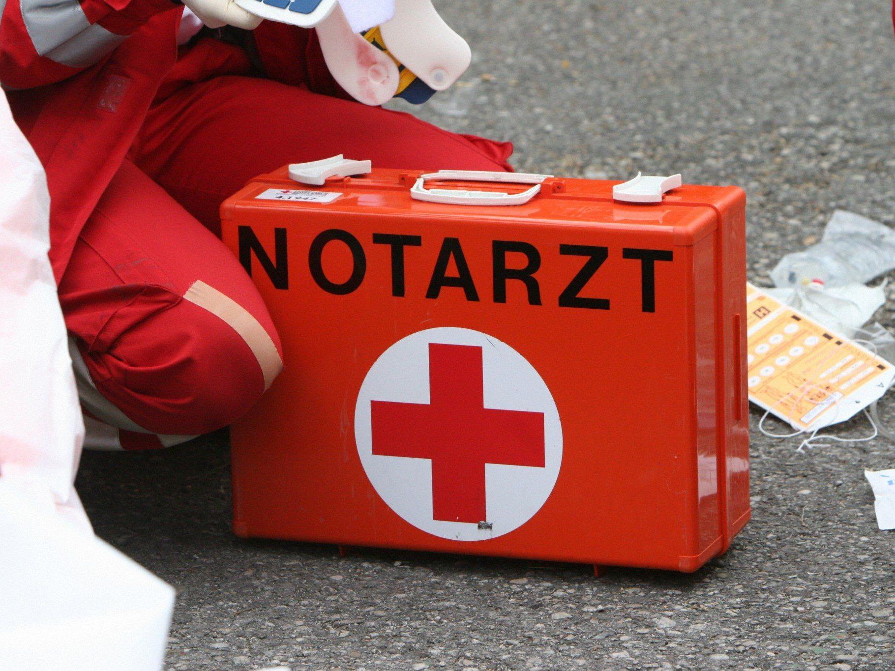 Der Arbeiter wurde mit schweren Verletzungen an beiden Händen ins LKH Bregenz gebracht.
