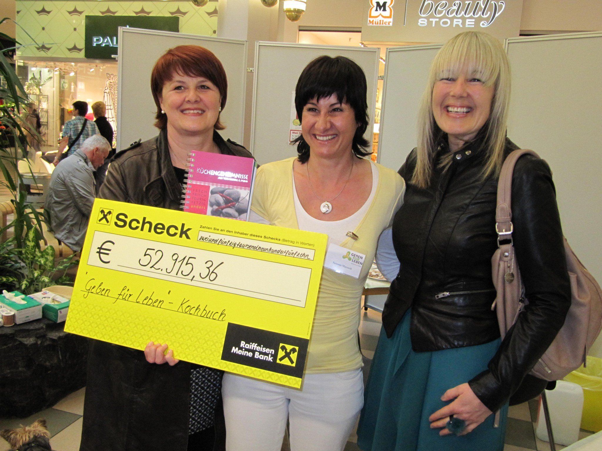 Die Bregenzerwälderinnen Karin Buhmann und Andrea Schenkmayr übergeben Susanne Marosch den Scheck. Die Bregenzerwälderinnen Karin Buhmann und Andrea Schenkmayr übergeben Susanne Marosch den Scheck.