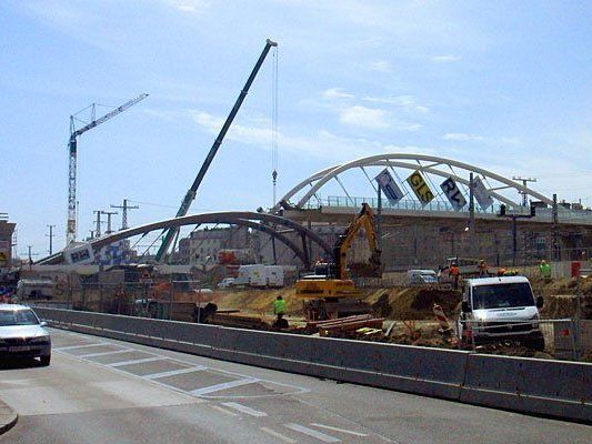 Hier entsteht derzeit die Südbahnhofbrücke Hier entsteht derzeit die Südbahnhofbrücke