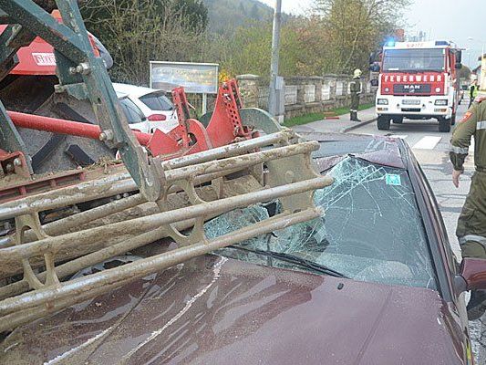 Nach dem schweren Unfall zwischen Traktor und Pkw im Bezirk Neunkirchen Nach dem schweren Unfall zwischen Traktor und Pkw im Bezirk Neunkirchen