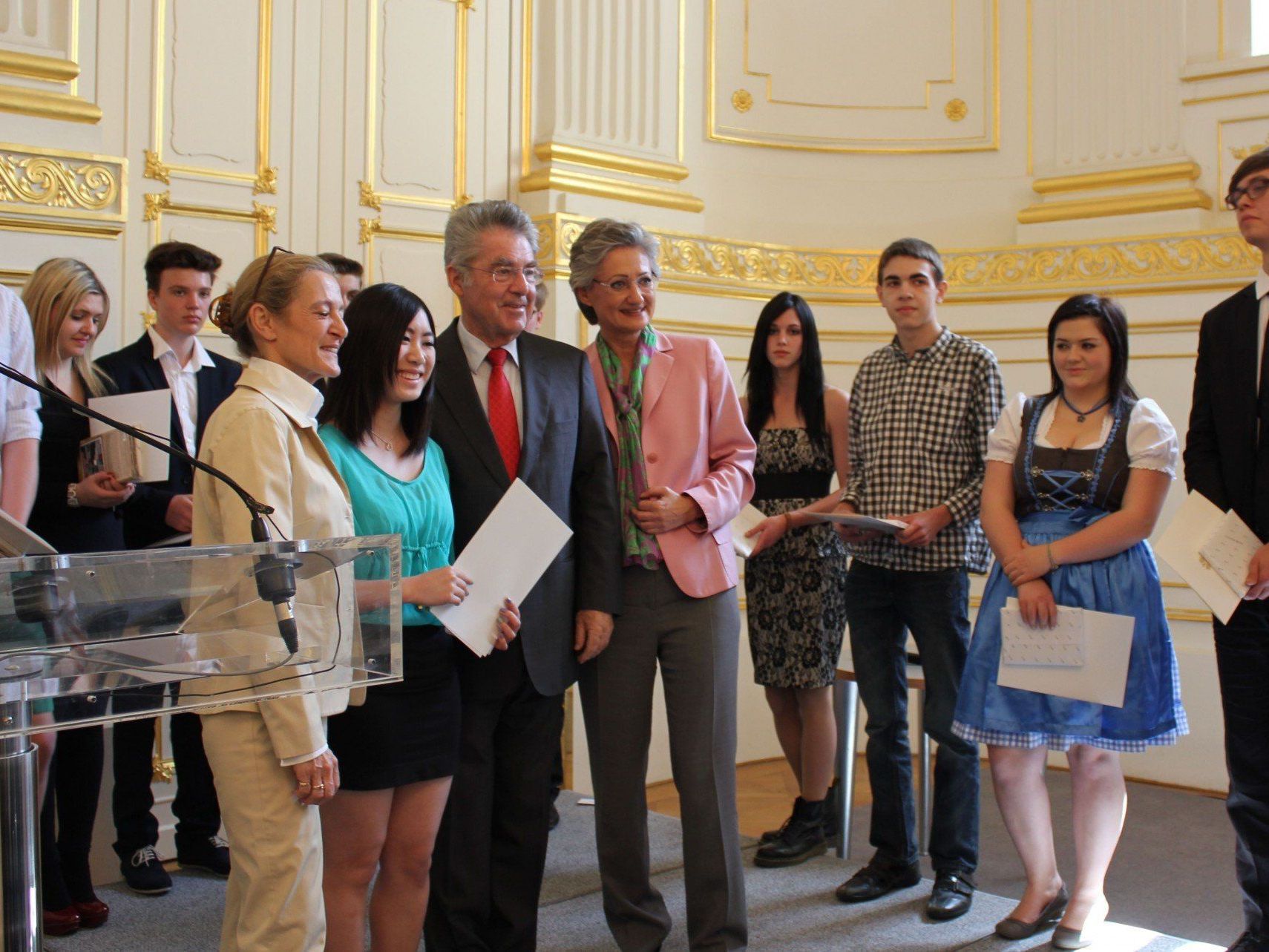 Schülerin Haidi Li bei der Urkundenübergabe mit Bundespräsident Heinz Fischer, Ministerin Claudia Schmied und ORF-Intendantin Kathrin Zechner. Schülerin Haidi Li bei der Urkundenübergabe mit Bundespräsident Heinz Fischer, Ministerin Claudia Schmied und ORF-Intendantin Kathrin Zechner.