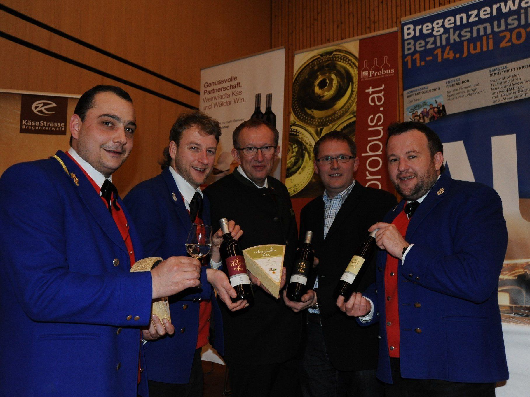 Kapellmeister Reinhard Fetz, Festobmann Martin Natter, Toni Honsig (Weininitiative Probus), Lothar Eiler (KäseStrasse), und Obmann sowie Festobmann Mathias Simma mit den Siegerweinen.