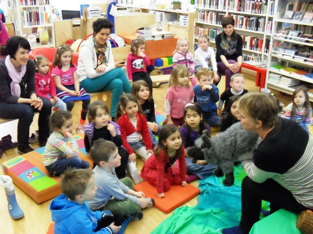 Gespannt lauschten die Kindern dem Märchen vom Wolf im Nachthemd. Gespannt lauschten die Kindern dem Märchen vom Wolf im Nachthemd.