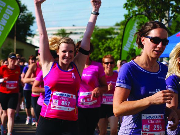 Bereits zum vierten Mal machen sich über 4.500 Frauen auf, die fünf Kilometer lange Strecke zu bewältigen.