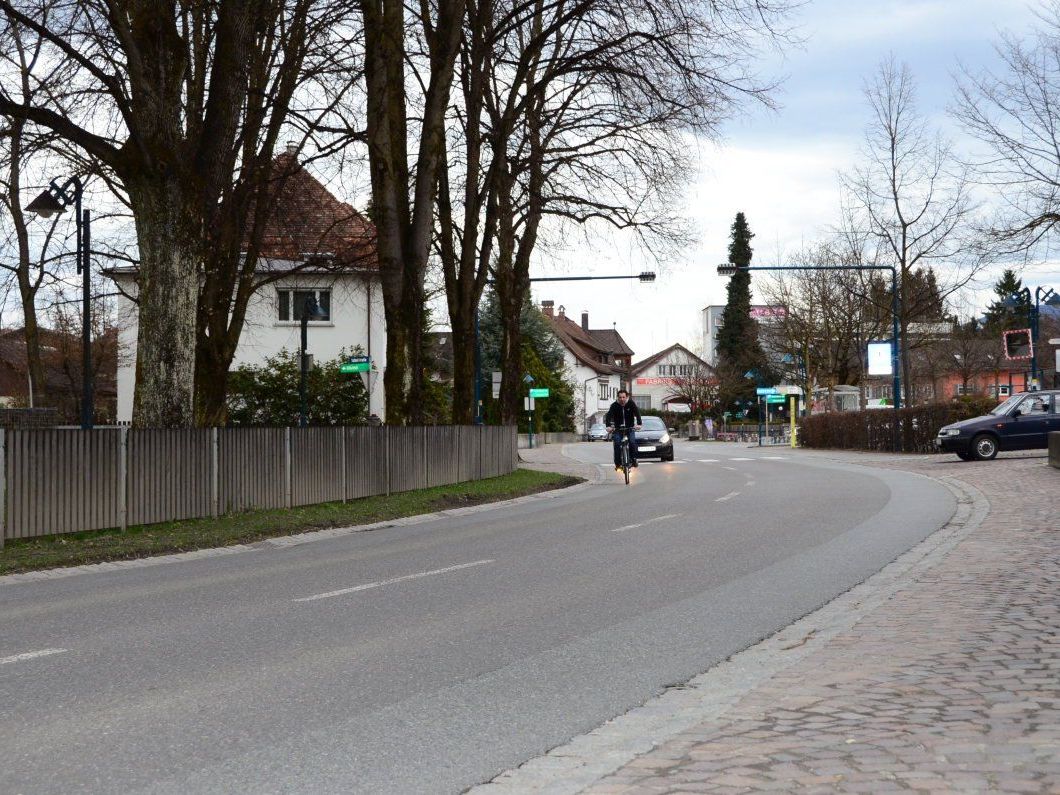Beginnend vom Dorfplatz bis zum Adeg-Riedmann soll die Achstraße entschleunigt werden. Beginnend vom Dorfplatz bis zum Adeg-Riedmann soll die Achstraße entschleunigt werden.