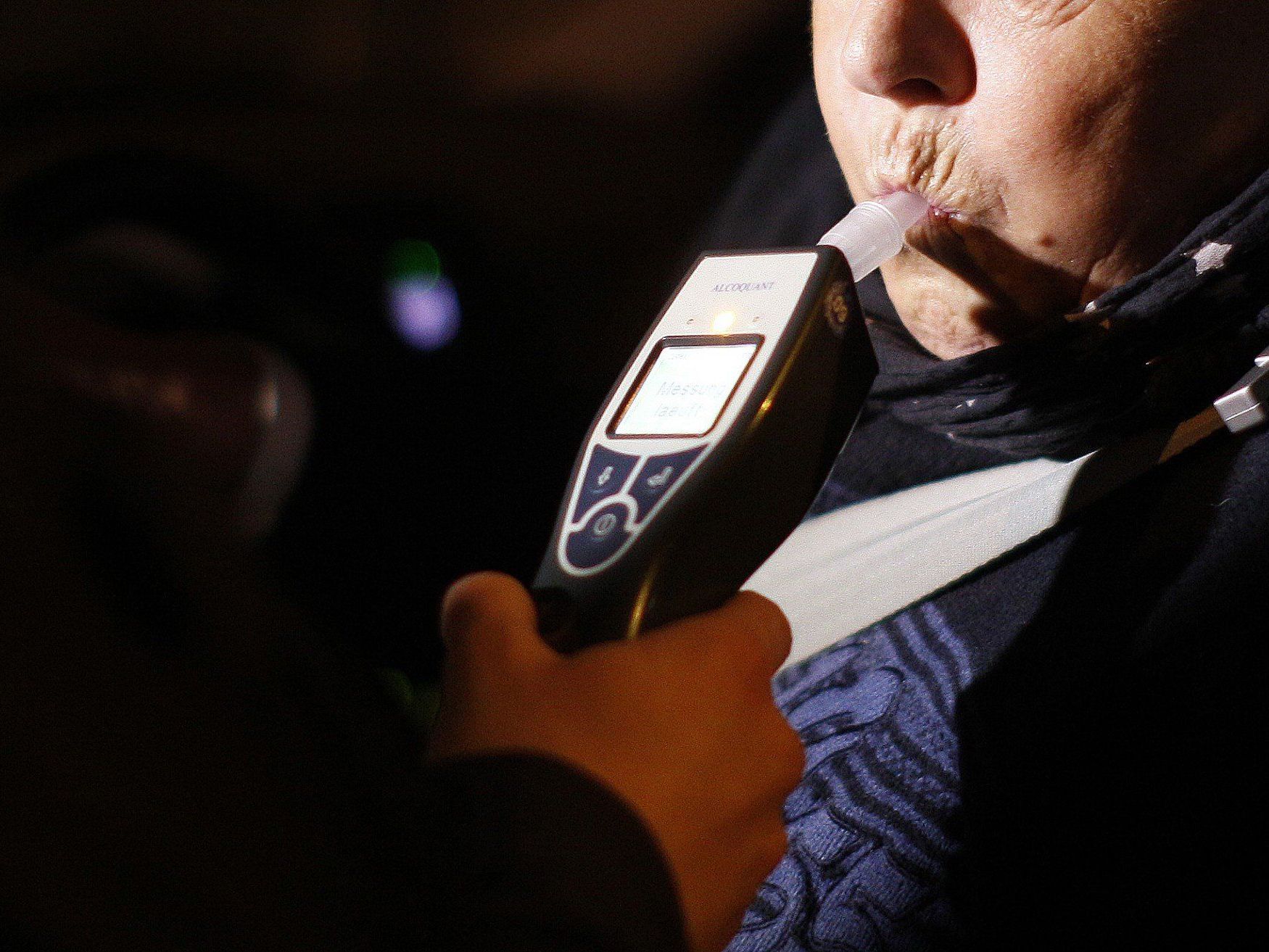 Alkohol am Steuer ist an sich schon eine schlechte Idee - im Ausland fallen die Strafen aber noch wesentlich drastischer aus als bei uns. Alkohol am Steuer ist an sich schon eine schlechte Idee - im Ausland fallen die Strafen aber noch wesentlich drastischer aus als bei uns.