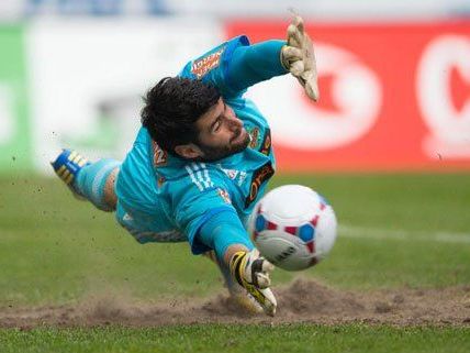 Jan Novota wird noch bis 2014 im Tor von Rapid stehen. Jan Novota wird noch bis 2014 im Tor von Rapid stehen.