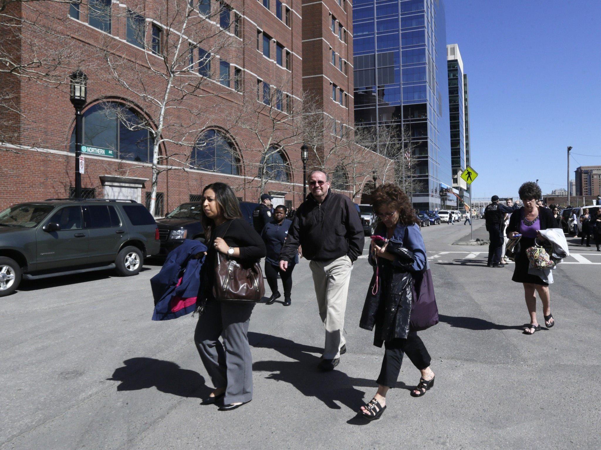 Angestellte fliehen aus dem Gerichtsgebäude in Boston, das nach einer Bombendrohung evakuiert wurde.