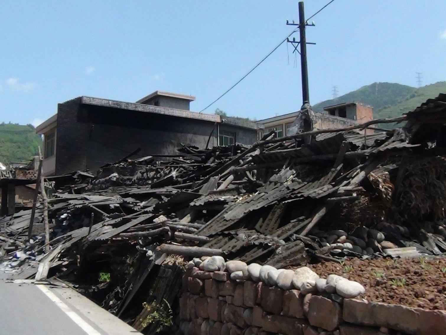 Nach dem schweren Erdbeben in der Region Sichuan wird mit mindestens 100 Opfern gerechnet.