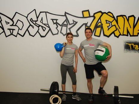 Bei CrossFit wird mit den unterschiedlichsten Geräten gearbeitet. Bei CrossFit wird mit den unterschiedlichsten Geräten gearbeitet.