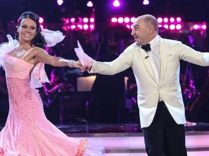 Am Freitag treten die Top 10 der Dancing Stars gegeneinander an. Am Freitag treten die Top 10 der Dancing Stars gegeneinander an.