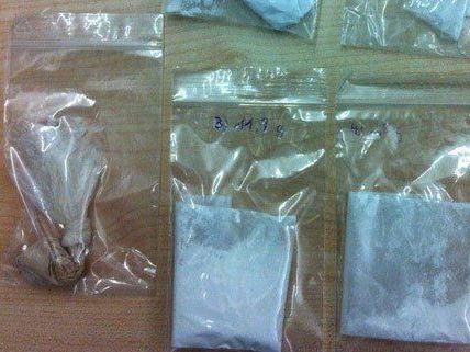 Bei Hausdurchsuchungen wurden Drogen von der Polizei sichergestellt. Bei Hausdurchsuchungen wurden Drogen von der Polizei sichergestellt.