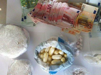 Die beiden Drogendealer wurden von der Polizei in Wien auf frischer Tat ertappt. Die beiden Drogendealer wurden von der Polizei in Wien auf frischer Tat ertappt.