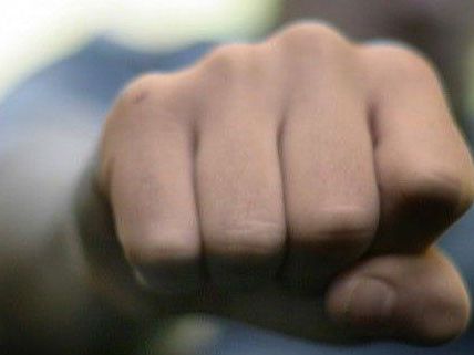Wüster Überfall auf einen jungen Mann am Donnerstagabend. Wüster Überfall auf einen jungen Mann am Donnerstagabend.