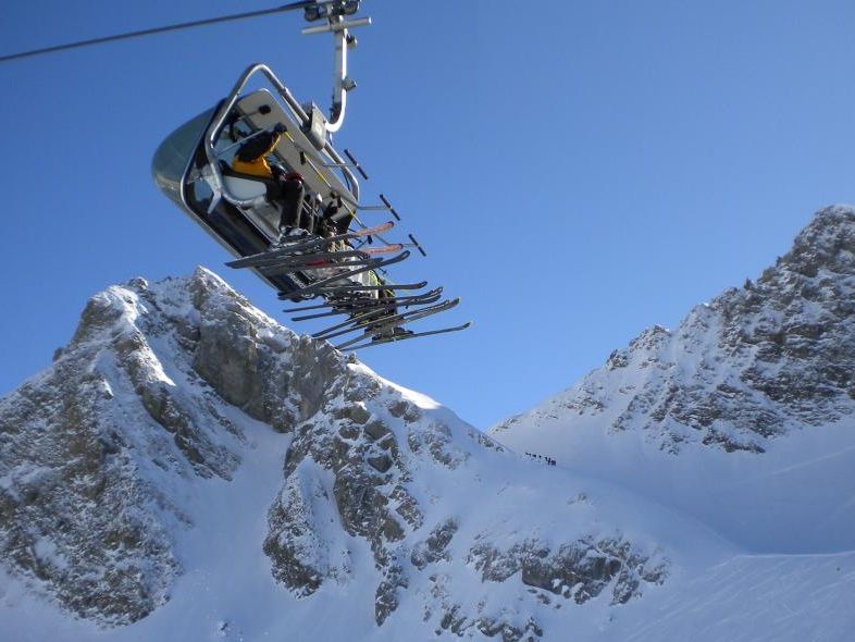 Der Aufstieg zwischen Wartherhorn (l.) und Karhorn (r.) erfolgt zum Teil auf dem Starthang der ÖSV-Meisterschaft 1974.